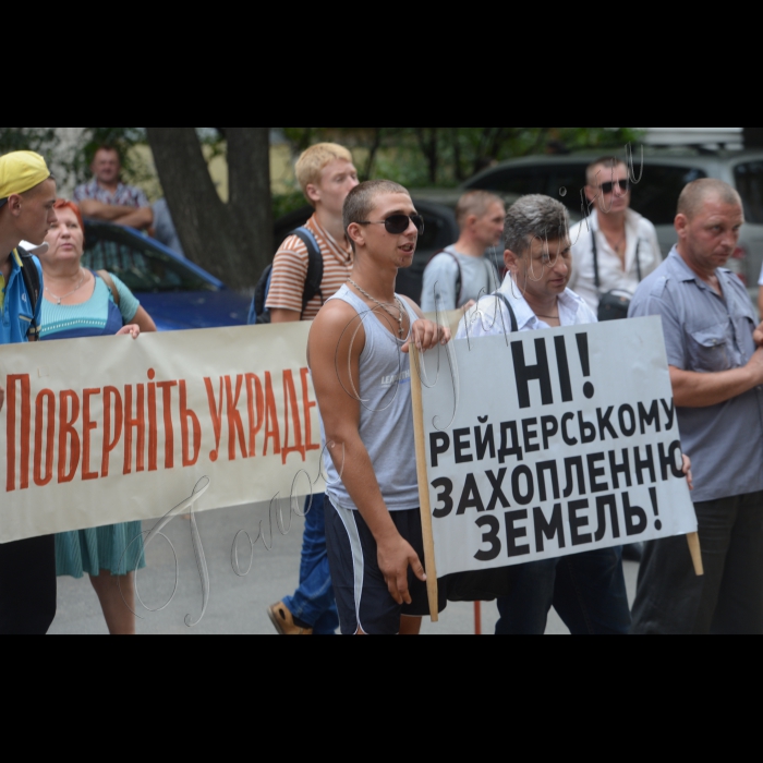 В Києві біля Генеральної прокуратури України відбулася акція протесту фермерів з Дніпропетровщини під гаслом: «Захистимо свою землю від грабіжників!». Фермери протестували проти рейдерського захоплення більш ніж 20 тисяч  гектарів  їхньої  землі на суму  майже 1,5 млрд. гривень.