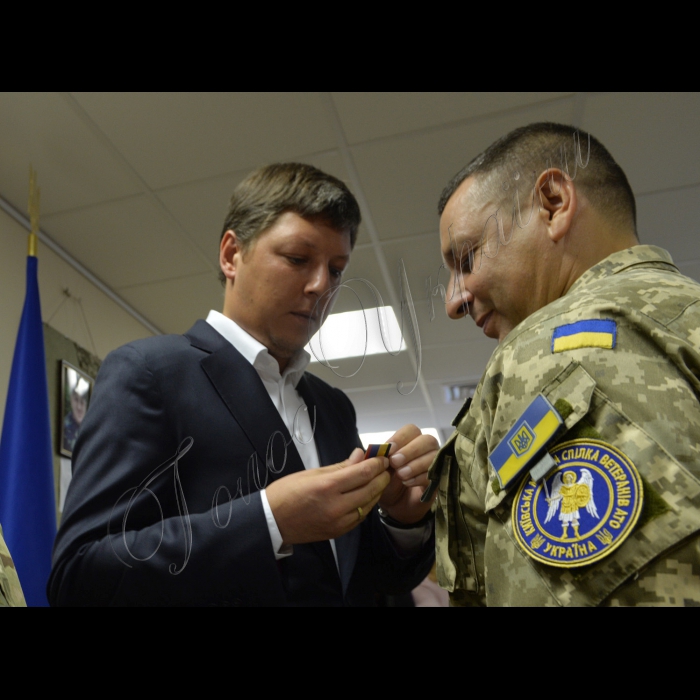 Київ. Відбулось відкриття виставки, присвяченої воїнам АТО. Організатори: Шевченківська  РДА та «Музей історичного центру міста».  На виставці демонструються портрети та біографії загиблих  бійців АТО, які мешкали у Шевченківському  районі, артефакти з місця бойових  дій,  зразки  форменого одягу, особисті речі  бійців. Крім того, вихованці районних  центрів творчості намалювали  своє бачення війни та побажання  воїнам швидшого повернення додому  з перемогою.
голова Шевченківської районної в місті Києві державної адміністрації Олег Гаряга вручає медаль «Учасник АТО» Максиму Борозенецю.