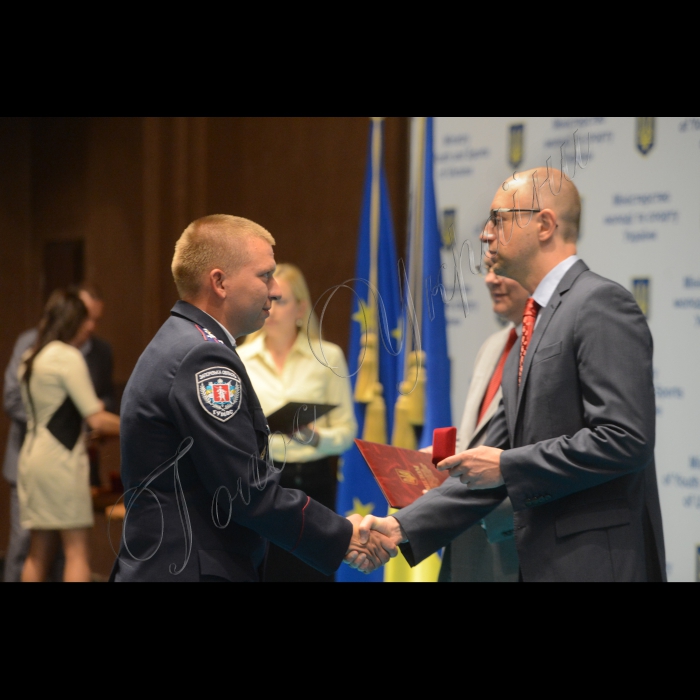 Відбулося нагородження Преміями Кабінету Міністрів України за особливі досягнення молоді у розбудові України у 2013-2014 роках, а також представників молоді, що отримали Подяки прем’єр-міністра України. Премії вручали: прем`єр-міністр України Арсеній Яценюк та міністр молоді та спорту Ігор Жданов. 60 молодих людей стали лауреатами у номінаціях «За виробничі досягнення», «За наукові досягнення», «За творчі досягнення», «За спортивні досягнення», «За особисту мужність», «За внесок у розвиток молодіжного руху»
З рук прем`єр-міністра України Арсенія Яценюка нагороду отримує Дмитро Мальгінов за особливі досягнення молоді у розбудові України, у номінації «За особисту мужність