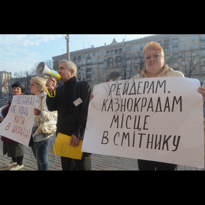 16 жовтня 2014. Біля КМДА відбулася акція, організована громадянами, які проживають в Деснянському районі м. Києва,  проти дій чиновників Деснянської РДА та бездіяльності правоохоронних органів у відновленні порушеного конституційного права громадян на володіння та розпоряджання своєю приватною власністю, на унеможливлення розпалювання міжнаціональної ворожнечі чиновниками під гаслом :  «Рейдерським діям в м. Києві – НІ !!! Міжнаціональній ворожнечі в м. Києві НІ !!!»