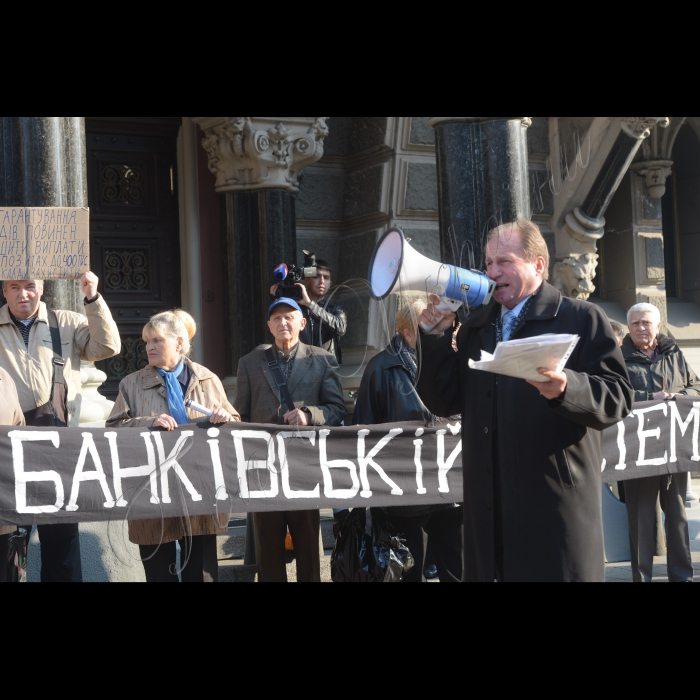 16 жовтня 2014. Біля НБУ відбувся  мирний мітинг  під гаслами  “Ні корупції в банківській системі України”