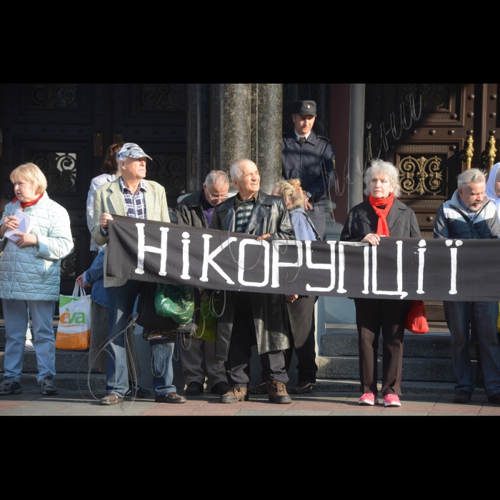 16 жовтня 2014. Біля НБУ відбувся  мирний мітинг  під гаслами  “Ні корупції в банківській системі України”