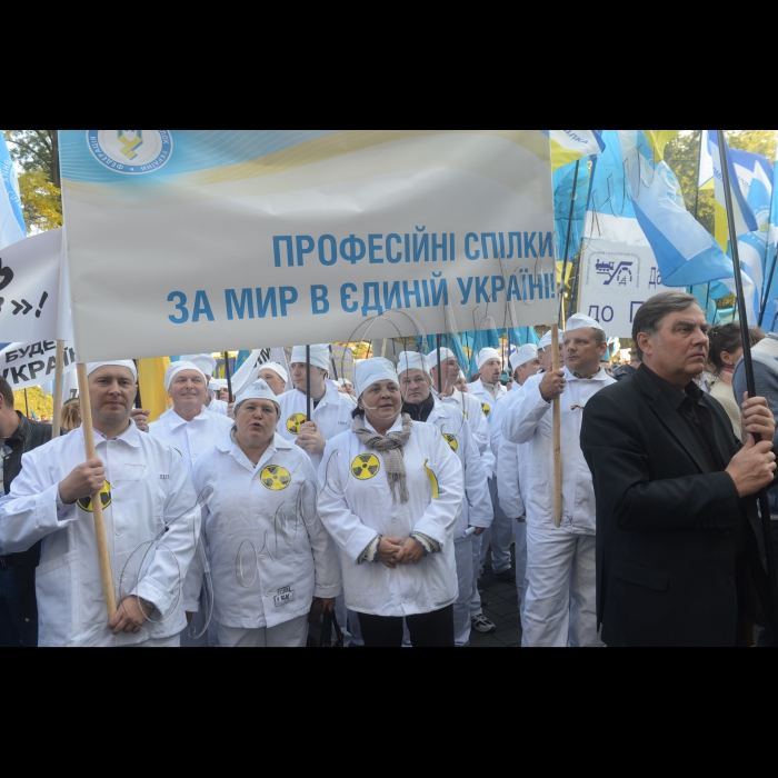 15 жовтня 2014. Київ, Всеукраїнська попереджувальна акція протесту профспілок- пікетування Уряду в рамках дій за гідну працю та боротьби з бідністю біля Кабміну.