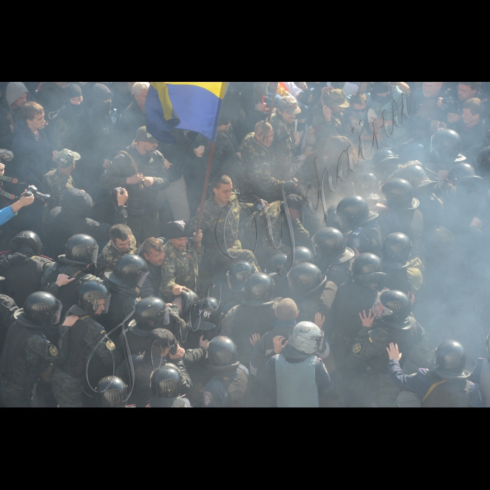 14 жовтня 2014. На свято Покрови, Всеукраїнське об’єднання «Свобода» провело в Києві традиційний Марш слави Героїв за визнання воїнів Української Повстанської Армії борцями за незалежність Української держави. Учасники пройшли Хрещатиком від Майдану Незалежності до Европейської площі, а звідти вулицею Грушевського до Верховної Ради України. Націоналісти пікетували парламент із вимогою ухвалити закони про визнання УПА борцями за незалежність України та про заборону комуністичної ідеології.

Сутички з міліцією біля ВР, пікетувальники вимагали визнати УПА на державному рівні
Біля входу до Верховної Ради сталися сутички між групою невідомих осіб та правоохоронцями.
 14 жовтня, у день Покрови Божої Матері, ВО «Свобода» провела у Києві традиційний марш. Активісти «Свободи» кількатисячною організованою колоною пройшли вулицями Києва до ВР.
 Тим часом до ВР прибула група невідомих людей у балаклавах. Вони кинули коктейль Молотова в будівлю Верховної Ради, а також закидали правоохоронців петардами та з палицями намагались пробитись крізь їхній кордон до будівлі ВР.
