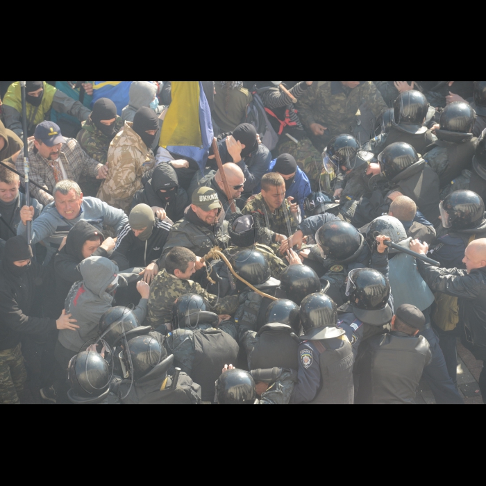 14 жовтня 2014. На свято Покрови, Всеукраїнське об’єднання «Свобода» провело в Києві традиційний Марш слави Героїв за визнання воїнів Української Повстанської Армії борцями за незалежність Української держави. Учасники пройшли Хрещатиком від Майдану Незалежності до Европейської площі, а звідти вулицею Грушевського до Верховної Ради України. Націоналісти пікетували парламент із вимогою ухвалити закони про визнання УПА борцями за незалежність України та про заборону комуністичної ідеології.

Сутички з міліцією біля ВР, пікетувальники вимагали визнати УПА на державному рівні
Біля входу до Верховної Ради сталися сутички між групою невідомих осіб та правоохоронцями.
 14 жовтня, у день Покрови Божої Матері, ВО «Свобода» провела у Києві традиційний марш. Активісти «Свободи» кількатисячною організованою колоною пройшли вулицями Києва до ВР.
 Тим часом до ВР прибула група невідомих людей у балаклавах. Вони кинули коктейль Молотова в будівлю Верховної Ради, а також закидали правоохоронців петардами та з палицями намагались пробитись крізь їхній кордон до будівлі ВР.
