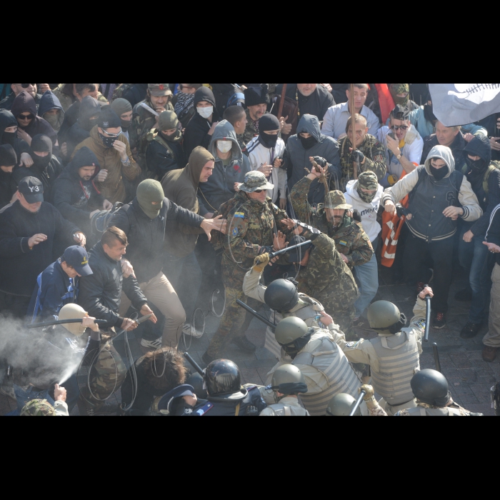 14 жовтня 2014. На свято Покрови, Всеукраїнське об’єднання «Свобода» провело в Києві традиційний Марш слави Героїв за визнання воїнів Української Повстанської Армії борцями за незалежність Української держави. 
Учасники пройшли Хрещатиком від Майдану Незалежності до Европейської площі, а звідти вулицею Грушевського до Верховної Ради України. Націоналісти пікетували парламент із вимогою ухвалити закони про визнання УПА борцями за незалежність України та про заборону комуністичної ідеології.

Сутички з міліцією біля ВР, пікетувальники вимагали визнати УПА на державному рівні
Біля входу до Верховної Ради сталися сутички між групою невідомих осіб та правоохоронцями.
 14 жовтня, у день Покрови Божої Матері, ВО «Свобода» провела у Києві традиційний марш. Активісти «Свободи» кількатисячною організованою колоною пройшли вулицями Києва до ВР.
 Тим часом до ВР прибула група невідомих людей у балаклавах. Вони кинули коктейль Молотова в будівлю Верховної Ради, а також закидали правоохоронців петардами та з палицями намагались пробитись крізь їхній кордон до будівлі ВР.
