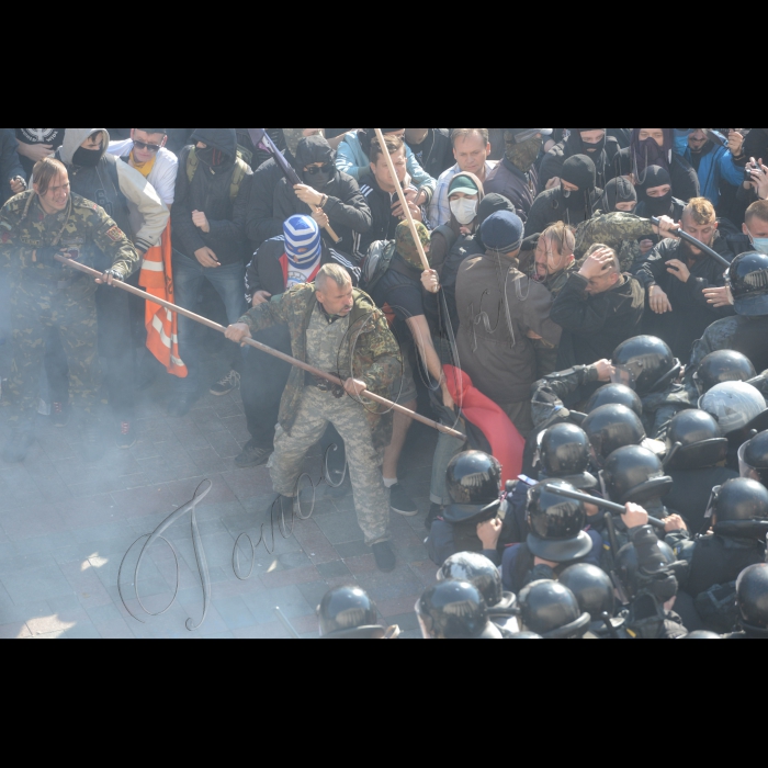 14 жовтня 2014. На свято Покрови, Всеукраїнське об’єднання «Свобода» провело в Києві традиційний Марш слави Героїв за визнання воїнів Української Повстанської Армії борцями за незалежність Української держави. Учасники пройшли Хрещатиком від Майдану Незалежності до Европейської площі, а звідти вулицею Грушевського до Верховної Ради України. Націоналісти пікетували парламент із вимогою ухвалити закони про визнання УПА борцями за незалежність України та про заборону комуністичної ідеології.

Сутички з міліцією біля ВР, пікетувальники вимагали визнати УПА на державному рівні
Біля входу до Верховної Ради сталися сутички між групою невідомих осіб та правоохоронцями.
 14 жовтня, у день Покрови Божої Матері, ВО «Свобода» провела у Києві традиційний марш. Активісти «Свободи» кількатисячною організованою колоною пройшли вулицями Києва до ВР.
 Тим часом до ВР прибула група невідомих людей у балаклавах. Вони кинули коктейль Молотова в будівлю Верховної Ради, а також закидали правоохоронців петардами та з палицями намагались пробитись крізь їхній кордон до будівлі ВР.
