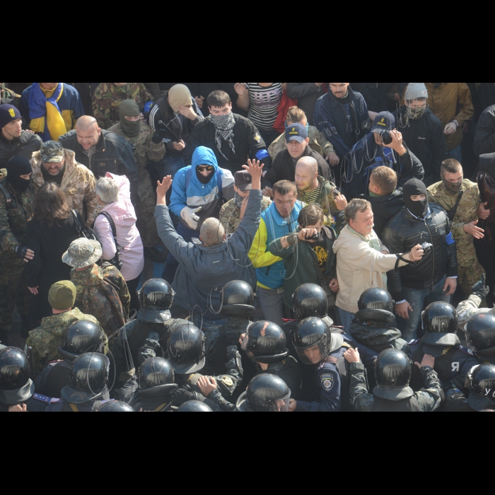 14 жовтня 2014. На свято Покрови, Всеукраїнське об’єднання «Свобода» провело в Києві традиційний Марш слави Героїв за визнання воїнів Української Повстанської Армії борцями за незалежність Української держави. Учасники пройшли Хрещатиком від Майдану Незалежності до Европейської площі, а звідти вулицею Грушевського до Верховної Ради України. Націоналісти пікетували парламент із вимогою ухвалити закони про визнання УПА борцями за незалежність України та про заборону комуністичної ідеології.

Сутички з міліцією біля ВР, пікетувальники вимагали визнати УПА на державному рівні
Біля входу до Верховної Ради сталися сутички між групою невідомих осіб та правоохоронцями.
 14 жовтня, у день Покрови Божої Матері, ВО «Свобода» провела у Києві традиційний марш. Активісти «Свободи» кількатисячною організованою колоною пройшли вулицями Києва до ВР.
 Тим часом до ВР прибула група невідомих людей у балаклавах. Вони кинули коктейль Молотова в будівлю Верховної Ради, а також закидали правоохоронців петардами та з палицями намагались пробитись крізь їхній кордон до будівлі ВР.
