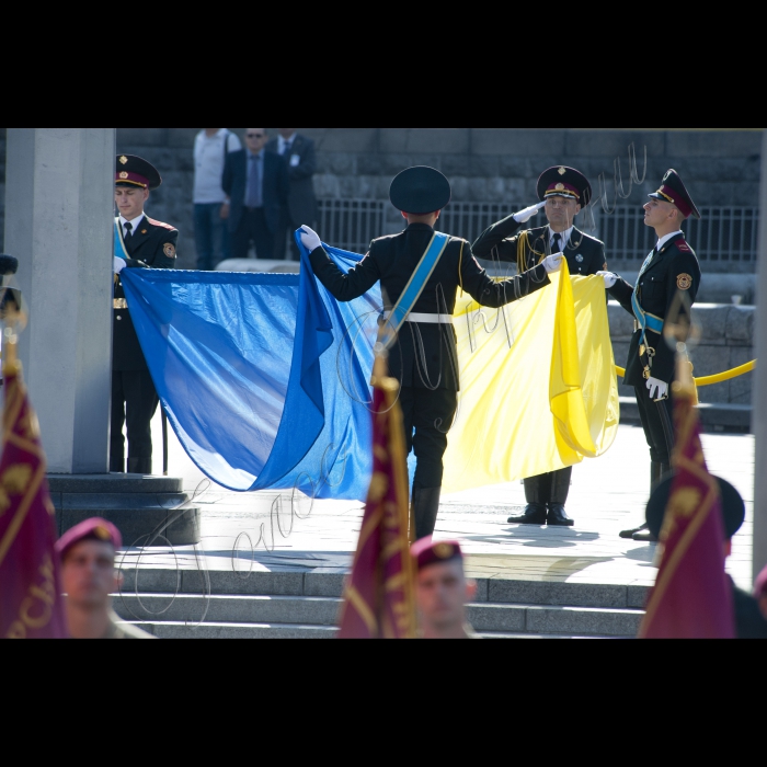 Голова ВР України Володимир Гройсман, Президент України Петро Порошенко з дружиною, дітьми Олександрою, Євгенією та Михайлом, Прем’єр-міністр України Арсеній Яценюк з дружиною, голова РНБО Олекснадр Турчинов, представники різних релігійних конфесій і організацій України взяли участь у святкуванні Дня Незалежності України