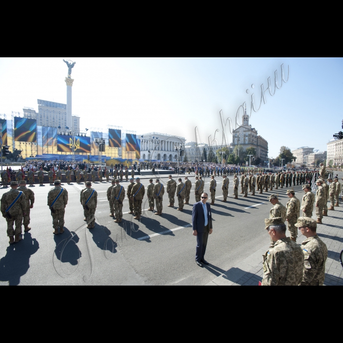 Голова ВР України Володимир Гройсман, Президент України Петро Порошенко з дружиною, дітьми Олександрою, Євгенією та Михайлом, Прем’єр-міністр України Арсеній Яценюк з дружиною, голова РНБО Олекснадр Турчинов, представники різних релігійних конфесій і організацій України взяли участь у святкуванні Дня Незалежності України