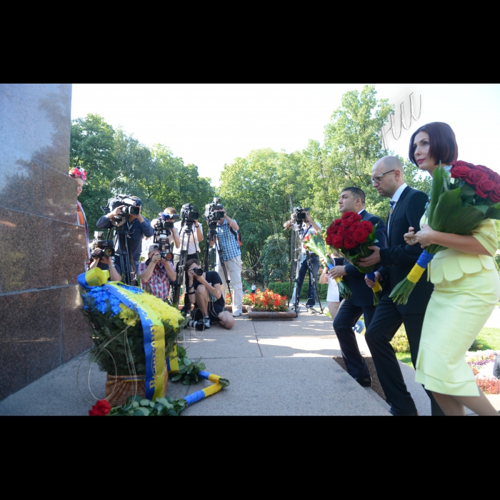 У День Незалежності України Голова ВР України Володимир Гройсман, Президент України Петро Порошенко з дружиною, дітьми Олександрою, Євгенією та Михайлом, Прем’єр-міністр України Арсеній Яценюк з дружиною, голова РНБО Олекснадр Турчинов, представники різних релігійних конфесій і організацій України взяли участь у церемонії покладання квітів до памёТника Т.Шевченку