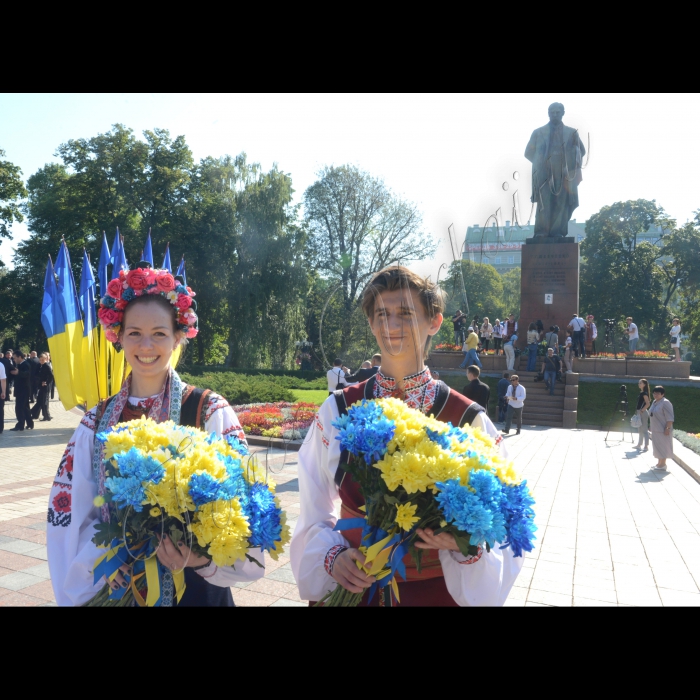 У День Незалежності України Голова ВР України Володимир Гройсман, Президент України Петро Порошенко з дружиною, дітьми Олександрою, Євгенією та Михайлом, Прем’єр-міністр України Арсеній Яценюк з дружиною, голова РНБО Олекснадр Турчинов, представники різних релігійних конфесій і організацій України взяли участь у церемонії покладання квітів до памёТника Т.Шевченку