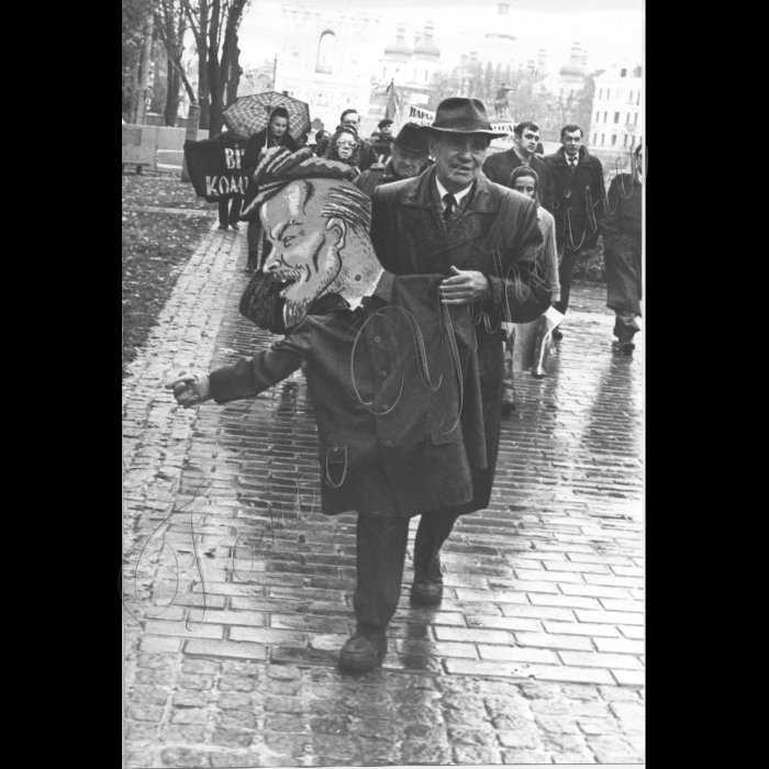 07.11.1999 Річниця Жовтневої революції 
Рух