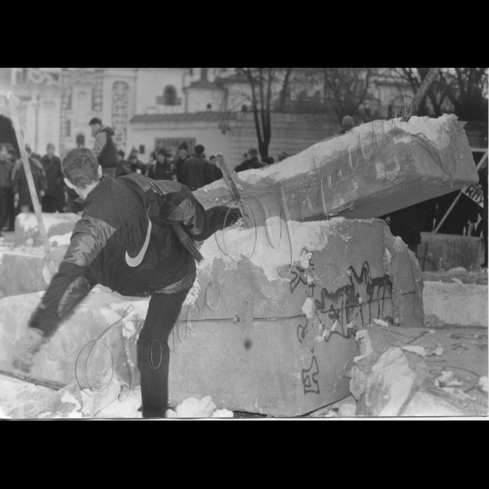 12.11.1999.
Мітинг на Софіївський площі на підтримку Л. Кучми.
Учасник мітингу ламає макет берлінської стіни.