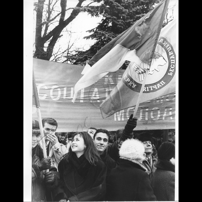 01.12.1999.
Мітинг біля ВР на вшанування пам'яті борців за незалежність.