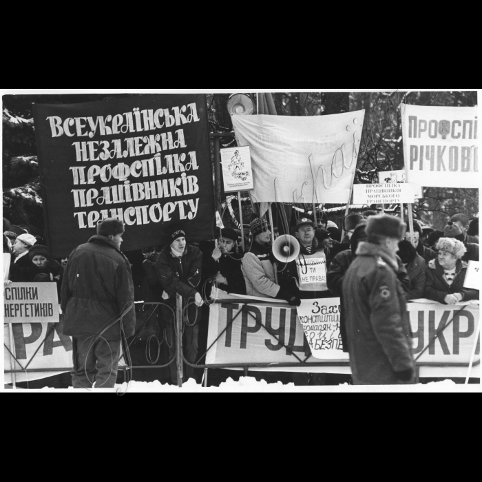 22.12.1999.
Пікети біля ВР. Представники Федерації профспілок України проти скорочень надходжень до фонду соцстрахування.