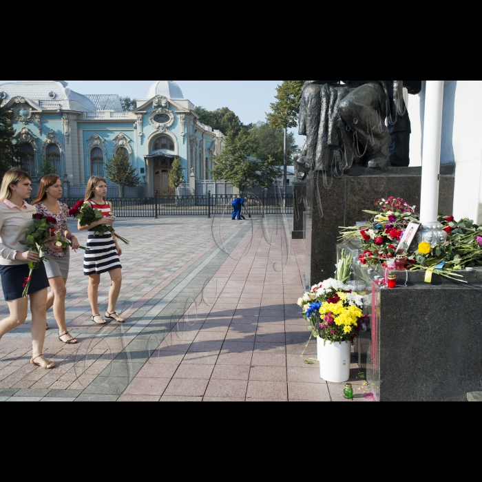 Люди несуть квіти на місце загибелі солдата Ігоря Дебріна, який загинув внаслідок учорашніх сутичок біля Верховної ради України.