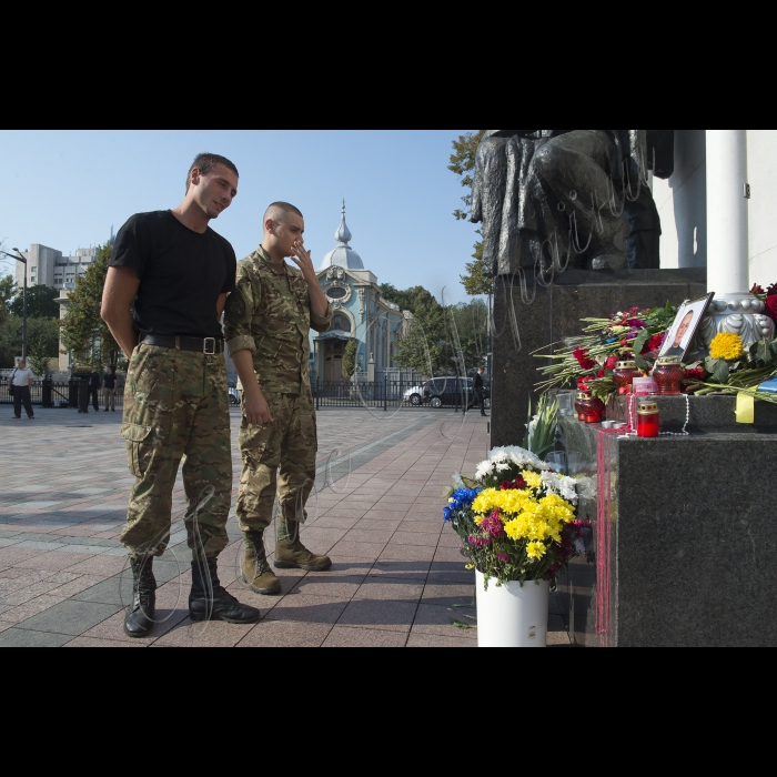 Люди несуть квіти на місце загибелі солдата Ігоря Дебріна, який загинув внаслідок учорашніх сутичок біля Верховної ради України.