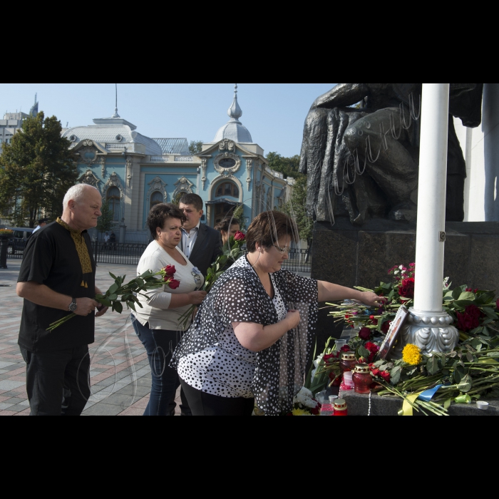 Люди несуть квіти на місце загибелі солдата Ігоря Дебріна, який загинув внаслідок учорашніх сутичок біля Верховної ради України.