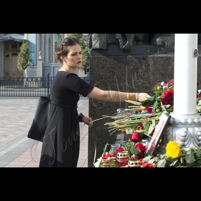 Люди несуть квіти на місце загибелі солдата Ігоря Дебріна, який загинув внаслідок учорашніх сутичок біля Верховної ради України.