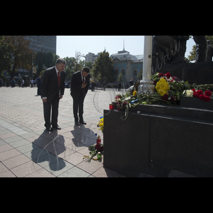 1 вересня 2015
Голова ВР України Володимир Гройсман, Президент України Петро Порошенко поставили лампади на місце загибелі правоохоронців внаслідок учорашніх сутичок біля Верховної ради України.