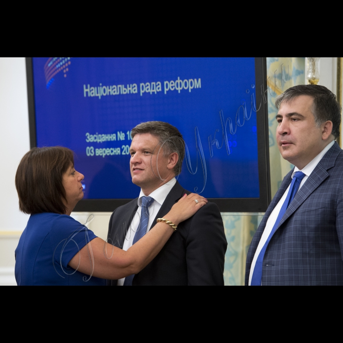 Голова ВР України Володимир Гройсмна, Президент України Петро порошенко, Прем’єр-міністр України Арсеній Яценюк, народні депутати, члени Кабінету міністрів, представники Адміністрації Президента взяли участь у засіданні Ради Реформ.
Наталія Яресько, Дмитро Шимків і Міхаїл Саакашвілі