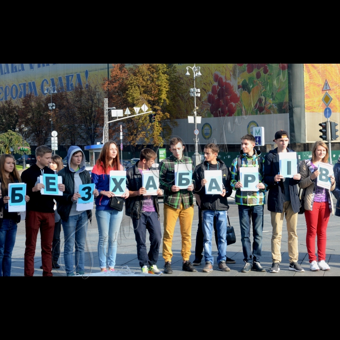 10 вересня 2015
На Майдані Незалежності відбувся Студентський флешмоб: «Мій Університет – територія без хабарів!». Рух «Ні хабарництву!» розпочинає проект «Мій університет – територія без хабарів», який допоможе студентам створювати антикорупційні групи в своїх ВНЗ та ефективно протидіяти різноманітним корупційним схемам. Учасники заходу -  студенти з різних ВНЗ -  оголосять, що вони не будуть давати хабарів за своє навчання, а також будуть активно протидіяти проявам корупції у власних університетах. Під час заходу буде презентований Меморандум про оголошення території без хабарництва ВУЗу.