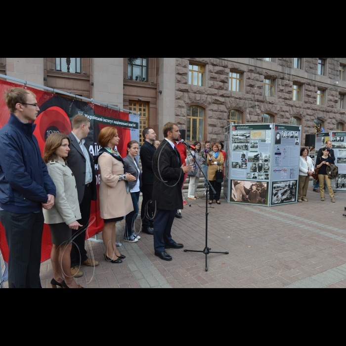 На площі біля КМДА відкрилась  виставка 