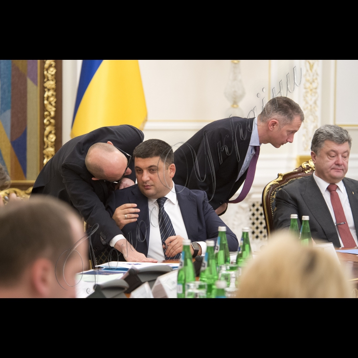 Голова ВР України Володимир Гройсман, Президент України Петро Порошенко, Прем’єр-міністр України Арсеній Яценюк, народні депутати, члени Кабінету міністрів, представники Адміністрації Президента взяли участь у дванадцятому засіданні Ради Реформ.