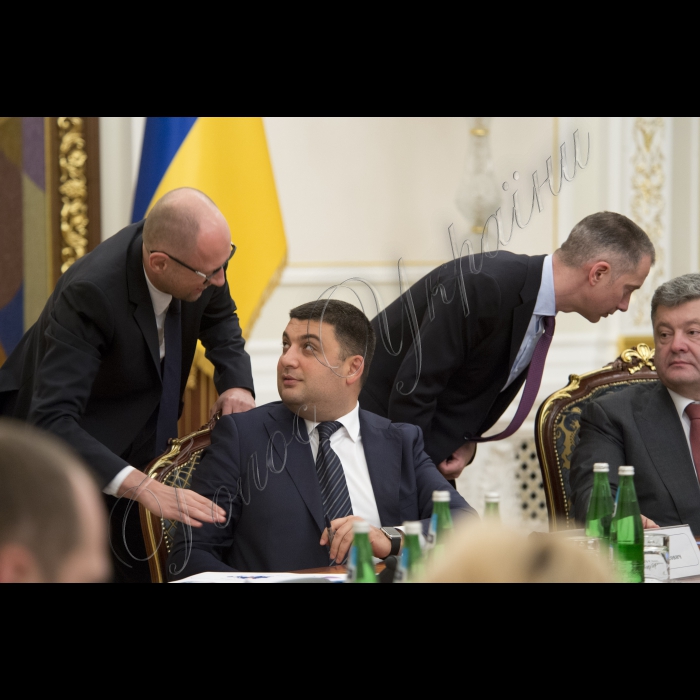 Голова ВР України Володимир Гройсман, Президент України Петро Порошенко, Прем’єр-міністр України Арсеній Яценюк, народні депутати, члени Кабінету міністрів, представники Адміністрації Президента взяли участь у дванадцятому засіданні Ради Реформ.