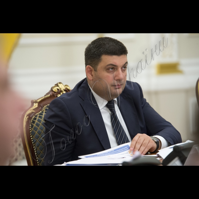 Голова ВР України Володимир Гройсман, Президент України Петро Порошенко, Прем’єр-міністр України Арсеній Яценюк, народні депутати, члени Кабінету міністрів, представники Адміністрації Президента взяли участь у дванадцятому засіданні Ради Реформ.