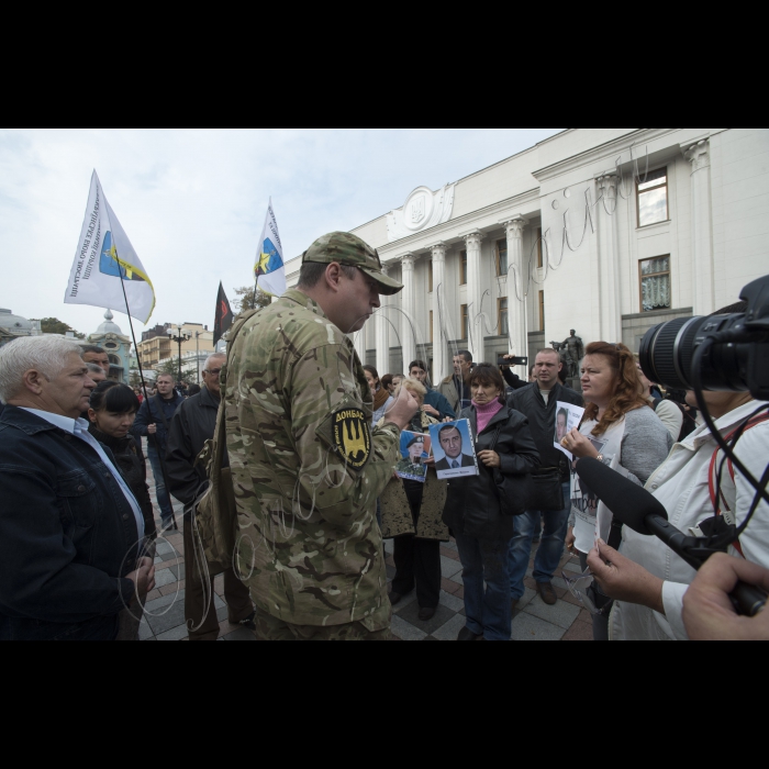 Мітинг біля Верховної Ради України. Боєць «Донбасу» Дмитро Куліш (позивний «сімка»), який звільнений декілька місяців тому з полону бойовиків, пояснює учасникам мітингу, що питання звільнення – прерогатива радше Президента і Прокуратури, аніж  народних депутатів.