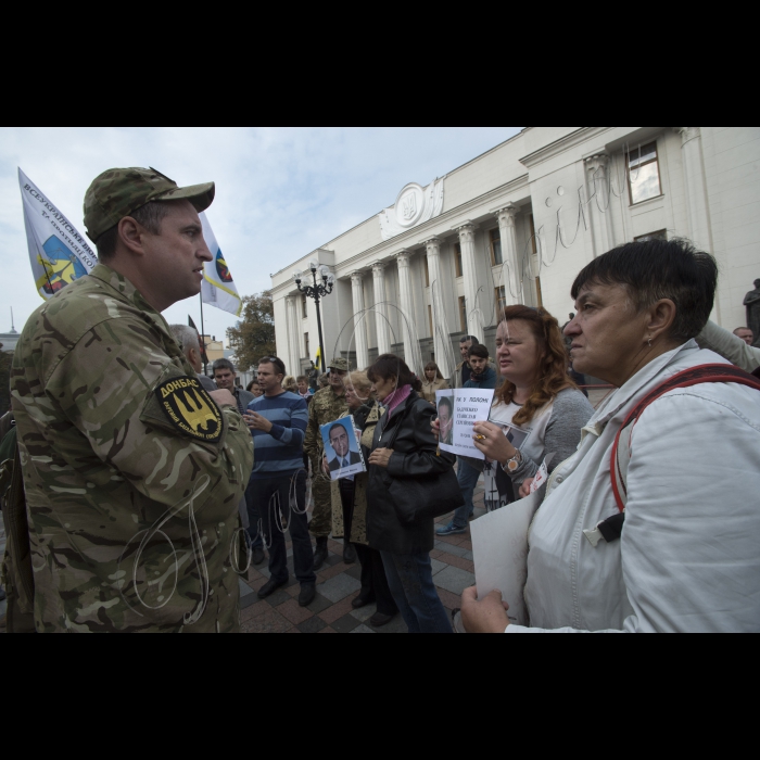 Мітинг біля Верховної Ради України. Боєць «Донбасу» Дмитро Куліш (позивний «сімка»), який звільнений декілька місяців тому з полону бойовиків, пояснює учасникам мітингу, що питання звільнення – прерогатива радше Президента і Прокуратури, аніж  народних депутатів.