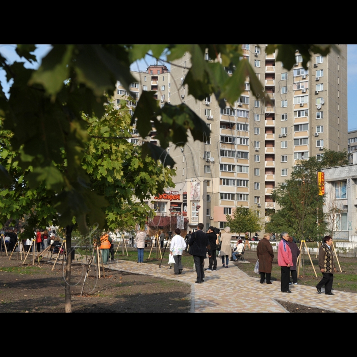 Міський голова Києва Віталій Кличко взяв участь у відкритті оновленого скверу на вулиці Василя Порика у столичному районі Виноградар. Парк, який працівники КП «Київзеленбуд» впорядковували протягом чотирьох місяців, відкрили після капітального ремонту.