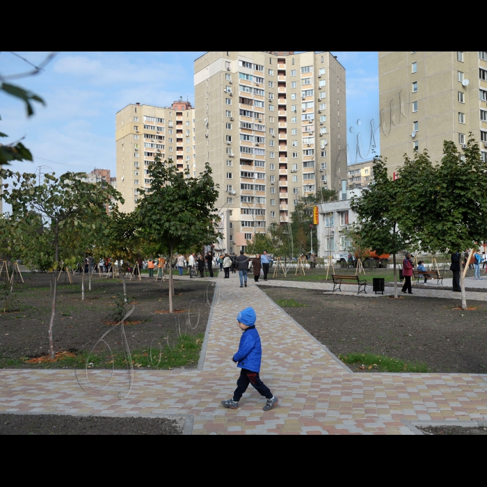 Міський голова Києва Віталій Кличко взяв участь у відкритті оновленого скверу на вулиці Василя Порика у столичному районі Виноградар. Парк, який працівники КП «Київзеленбуд» впорядковували протягом чотирьох місяців, відкрили після капітального ремонту.