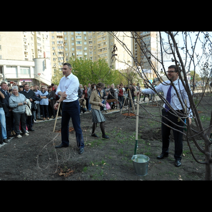 Міський голова Києва Віталій Кличко взяв участь у відкритті оновленого скверу на вулиці Василя Порика у столичному районі Виноградар. Парк, який працівники КП «Київзеленбуд» впорядковували протягом чотирьох місяців, відкрили після капітального ремонту.