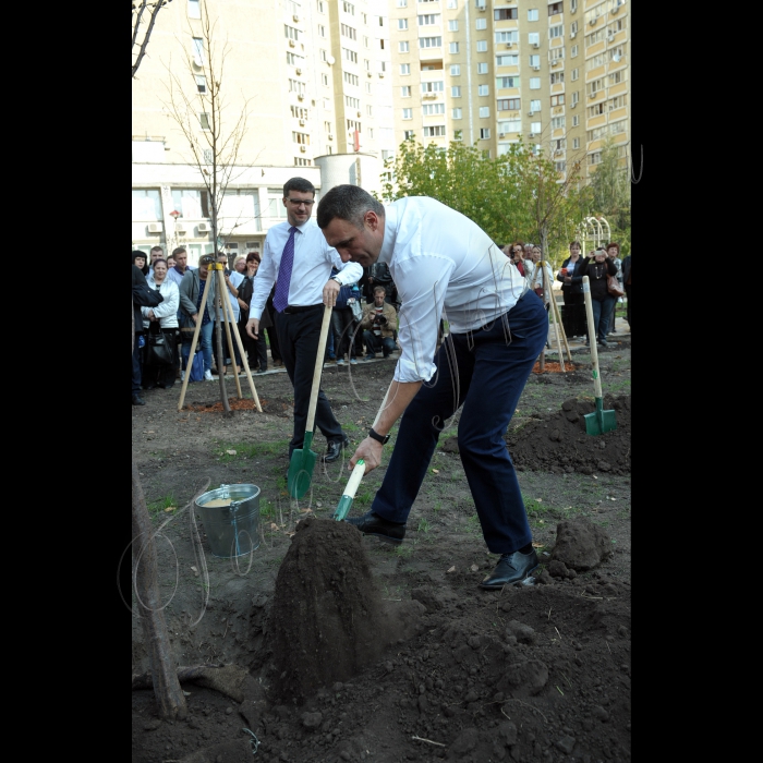 Міський голова Києва Віталій Кличко взяв участь у відкритті оновленого скверу на вулиці Василя Порика у столичному районі Виноградар. Парк, який працівники КП «Київзеленбуд» впорядковували протягом чотирьох місяців, відкрили після капітального ремонту.