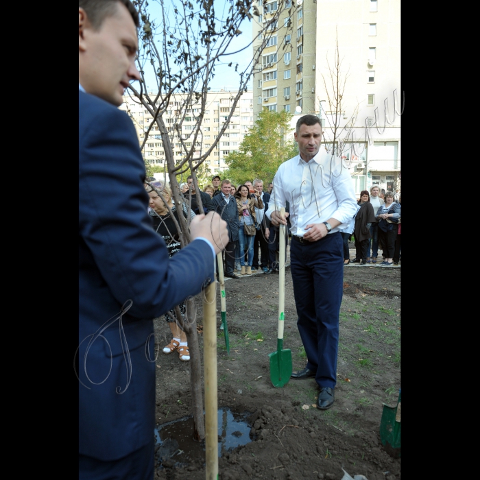 Міський голова Києва Віталій Кличко взяв участь у відкритті оновленого скверу на вулиці Василя Порика у столичному районі Виноградар. Парк, який працівники КП «Київзеленбуд» впорядковували протягом чотирьох місяців, відкрили після капітального ремонту.