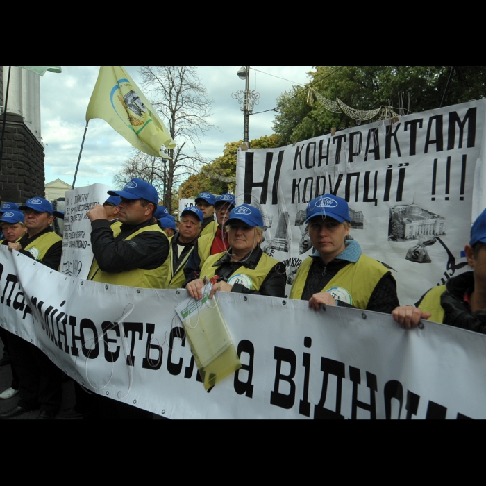 Київ. У Всесвітній день дій за гідну працю  біля Кабінету Міністрів України відбувся мітинг незалежних профспілок України.