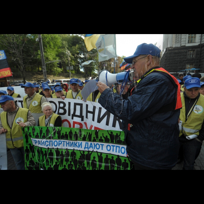 Київ. У Всесвітній день дій за гідну працю  біля Кабінету Міністрів України відбувся мітинг незалежних профспілок України. Голова «Вільна профспілка машиністів України» Семен Каріков.