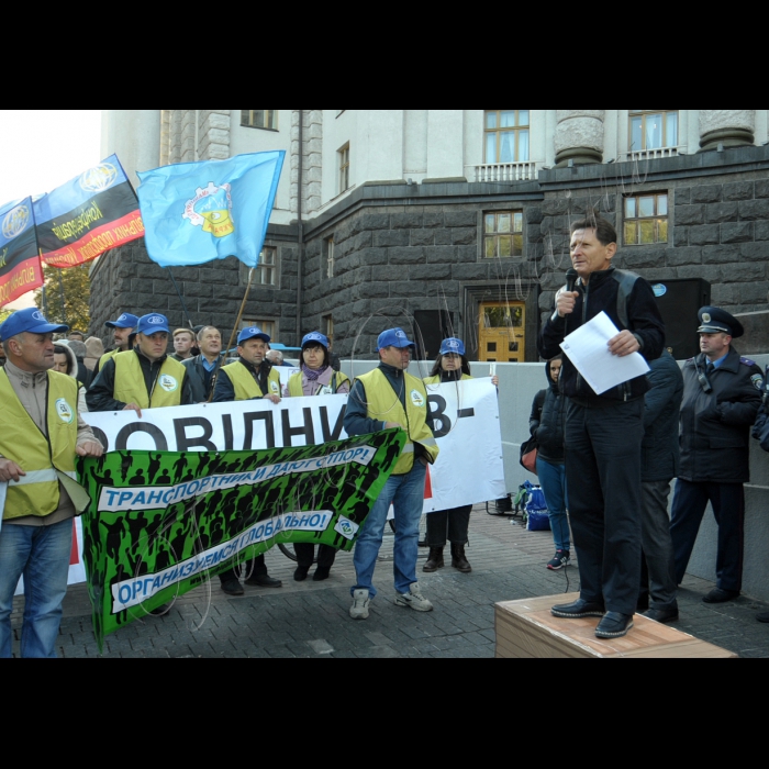 Київ. У Всесвітній день дій за гідну працю  біля Кабінету Міністрів України відбувся мітинг незалежних профспілок України. Голова Незалежної профспілки гірників України Михайло Волинець