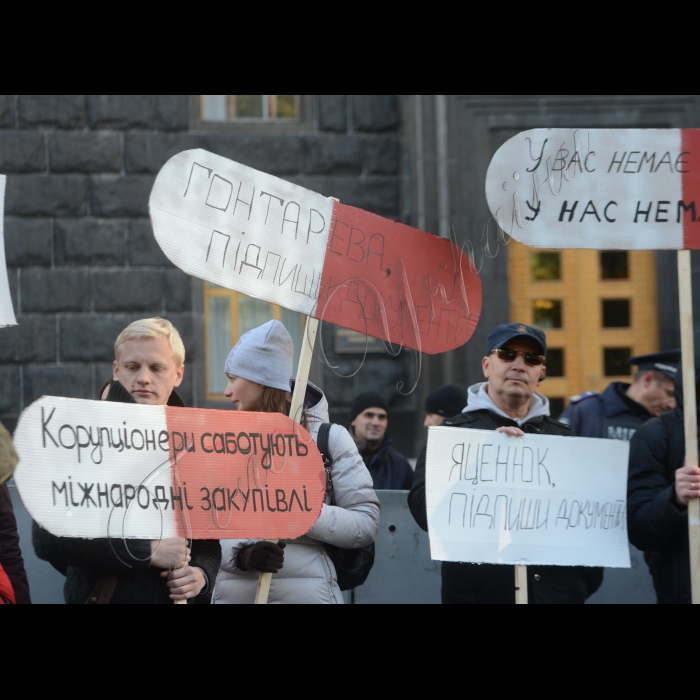 Біля КМУ відбулася акція «100 літрів чорнил для Кабміну», під час якої активісти пацієнтських та антикорупційних організацій принесли під стіни Кабміну бочки з чорнилами, щоб змусити уряд підписати необхідні документи для передачі закупівель ліків та вакцин міжнародним організаціям. Перед початком акції активісти провели короткий прес-брифінг, в якому візьмуть участь: Дмитро Шерембей, БФ «Пацієнти України», Ніна Астафорова-Яценко, мама дитини, хворої на гемофілію, Ірина Литовченко, БФ «Таблеточки», Олена Щербан, ГО «Центр протидії корупції»  