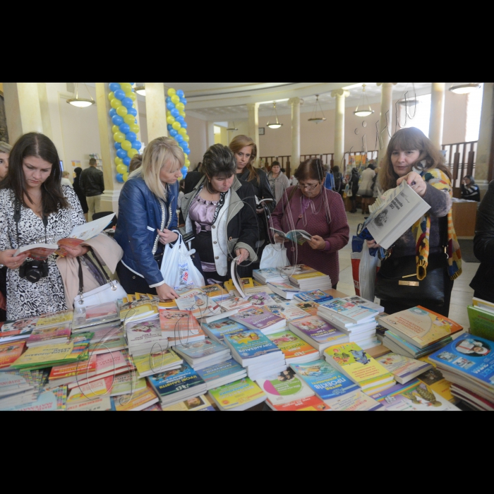 26 вересня 2014. За ініціативи Міністерства освіти і науки спільно з Всеукраїнською громадською організацією «Асоціація працівників дошкільної освіти» з метою підняття престижності працівників у сфері дошкільної освіти, об’єднання потенціалу дошкільної освіти різних регіонів України напередодні Міжнародного дня вихователя відбулося відзначення Всеукраїнського Дня дошкілля. Програмою заходу передбачено проведення церемонії нагородження переможців та лауреатів конкурсів Всеукраїнського рівня в галузі дошкільної освіти за участю народної артистки України Наталії Сумської, проведення майстер-класів, виставка творчих робіт та дидактичної фахової літератури, концертна програма тощо.