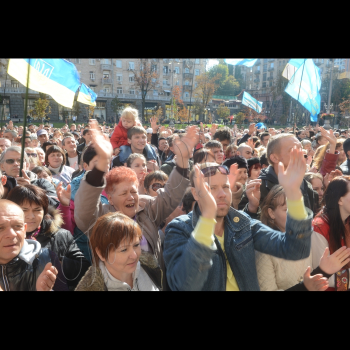 25 вересня 2014. Біля Київської міської ради відбулася масштабна акція Духовного центру «Відродження» - «Молитва за єдність та мир в Україні». Участь у заході взяли близько 5000 людей з усіх куточків України , СНГ та країн Європи . Ключовим моментом заходу була молитва за мир в Україні, та припинення війни в Донецькій та Луганській областях.