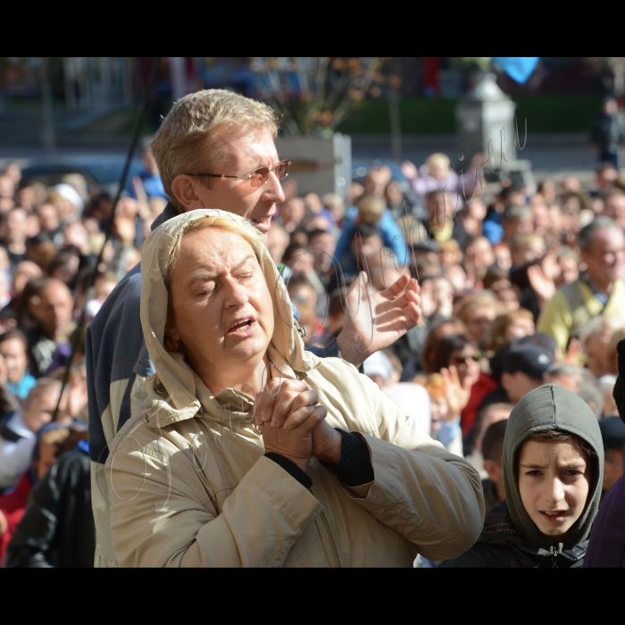 25 вересня 2014. Біля Київської міської ради відбулася масштабна акція Духовного центру «Відродження» - «Молитва за єдність та мир в Україні». Участь у заході взяли близько 5000 людей з усіх куточків України , СНГ та країн Європи . Ключовим моментом заходу була молитва за мир в Україні, та припинення війни в Донецькій та Луганській областях.