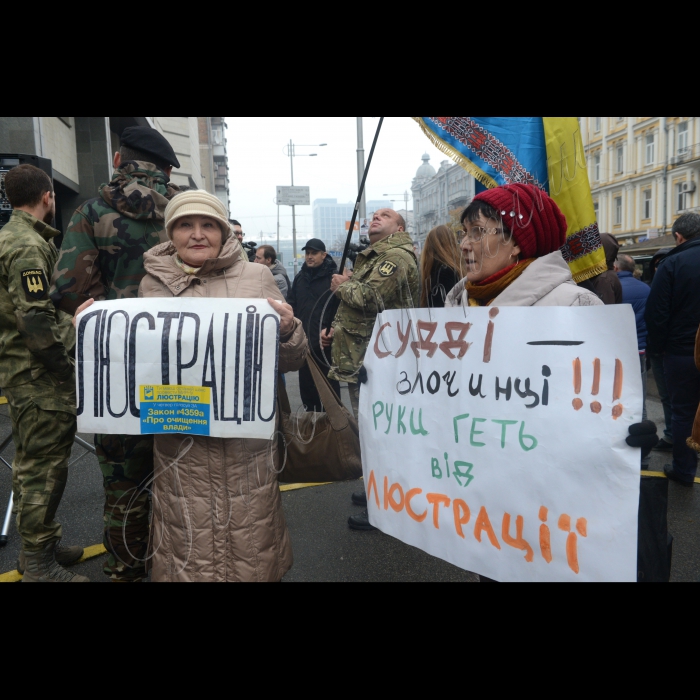 Біля Конституційного суду України відбулася  акція «Зупинимо реванш злочинного режиму, захистимо люстрацію», організована ГО «Громадський люстраційний комітет». Конституційний Суд України у формі усного слухання продовжить розгляд справи за конституційними поданнями Верховного Суду України щодо відповідності Конституції України (конституційності) пункту 6 частини першої, пунктів 2, 13 частини другої, частини третьої статті 3 Закону України „Про очищення влади“. Судді-доповідачі у справі – Олександр Литвинов, Наталя Шаптала.