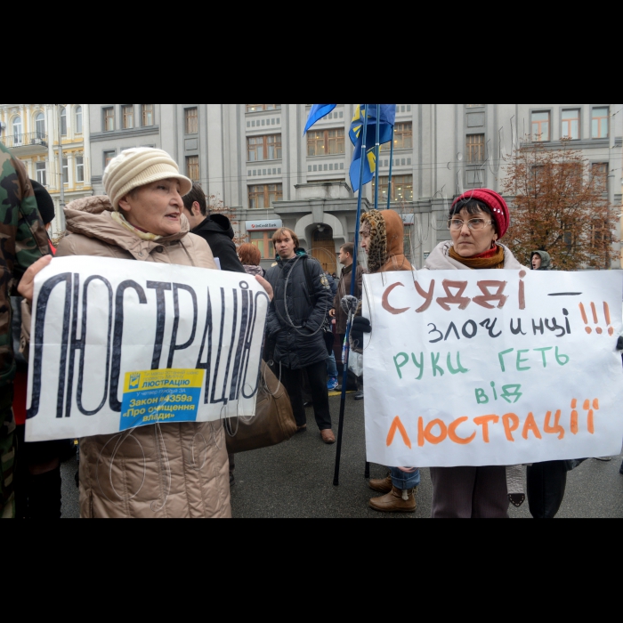 Біля Конституційного суду України відбулася  акція «Зупинимо реванш злочинного режиму, захистимо люстрацію», організована ГО «Громадський люстраційний комітет». Конституційний Суд України у формі усного слухання продовжить розгляд справи за конституційними поданнями Верховного Суду України щодо відповідності Конституції України (конституційності) пункту 6 частини першої, пунктів 2, 13 частини другої, частини третьої статті 3 Закону України „Про очищення влади“. Судді-доповідачі у справі – Олександр Литвинов, Наталя Шаптала.