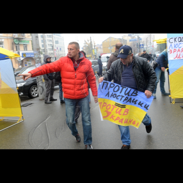 Біля Конституційного суду України відбулася  акція «Зупинимо реванш злочинного режиму, захистимо люстрацію», організована ГО «Громадський люстраційний комітет». Конституційний Суд України у формі усного слухання продовжить розгляд справи за конституційними поданнями Верховного Суду України щодо відповідності Конституції України (конституційності) пункту 6 частини першої, пунктів 2, 13 частини другої, частини третьої статті 3 Закону України „Про очищення влади“. Судді-доповідачі у справі – Олександр Литвинов, Наталя Шаптала.