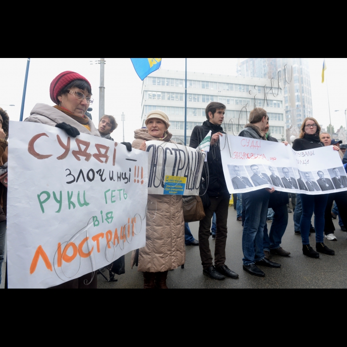 Біля Конституційного суду України відбулася  акція «Зупинимо реванш злочинного режиму, захистимо люстрацію», організована ГО «Громадський люстраційний комітет». Конституційний Суд України у формі усного слухання продовжить розгляд справи за конституційними поданнями Верховного Суду України щодо відповідності Конституції України (конституційності) пункту 6 частини першої, пунктів 2, 13 частини другої, частини третьої статті 3 Закону України „Про очищення влади“. Судді-доповідачі у справі – Олександр Литвинов, Наталя Шаптала.