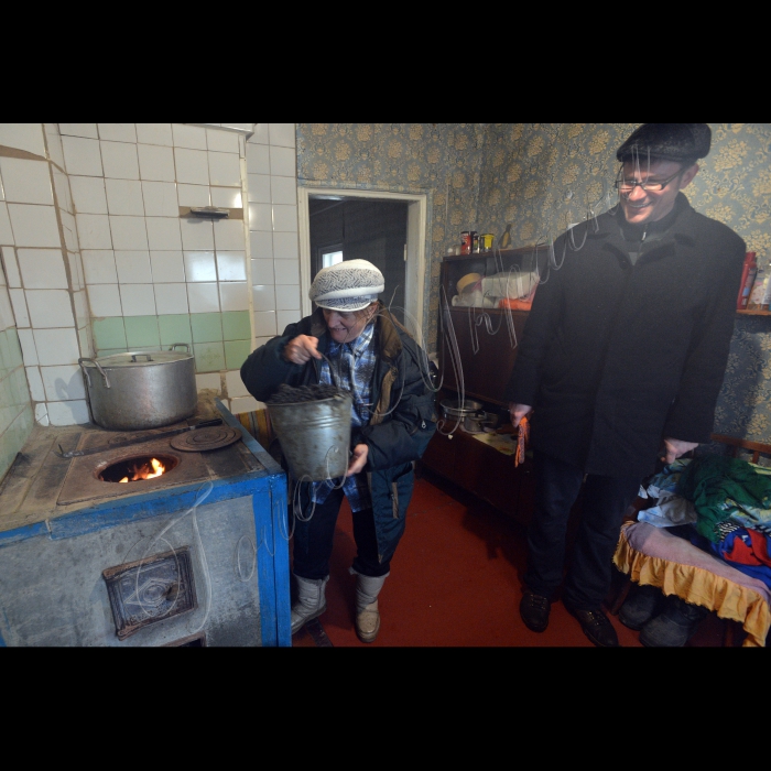 Селище Луганське. Артемівський район, Донецька область. «Сіра зона». Сектор «С».
Воїни групи цивільно-військового співробітництва привезли вугілля Жуковій Любові Іванівні.
Любов Жукова та її син Єгор засипають вугілля в пічку